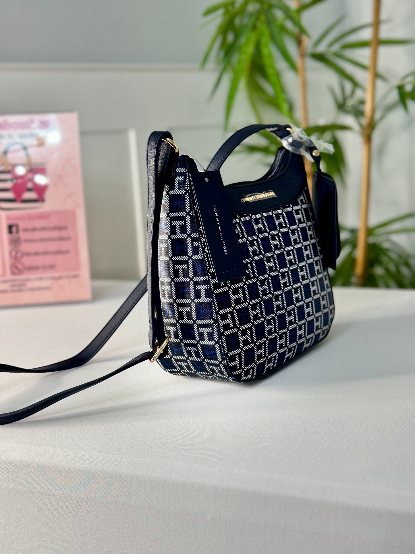 Bolso estructurado Tommy Hilfiger con su monedero