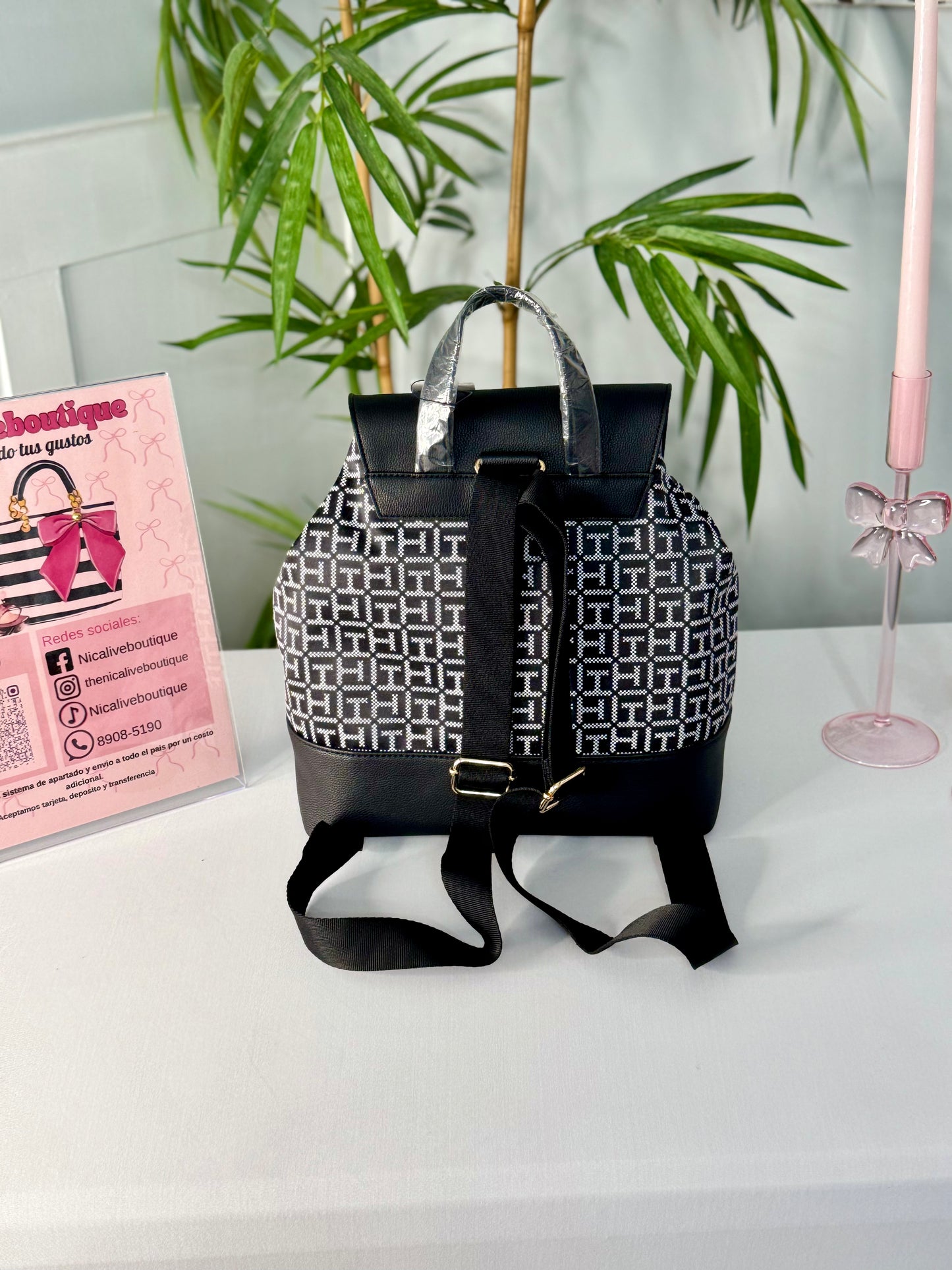 Mochila Tommy Hilfiger negra con logos