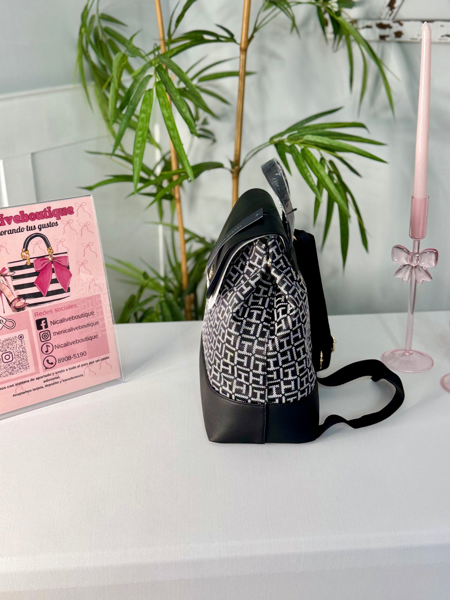 Mochila Tommy Hilfiger negra con logos