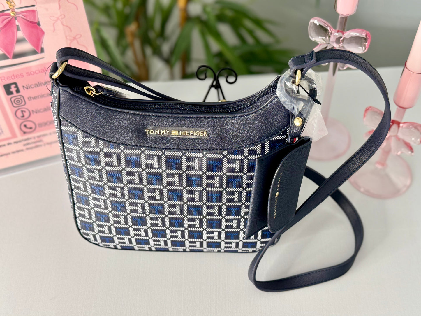 Bolso estructurado Tommy Hilfiger con su monedero