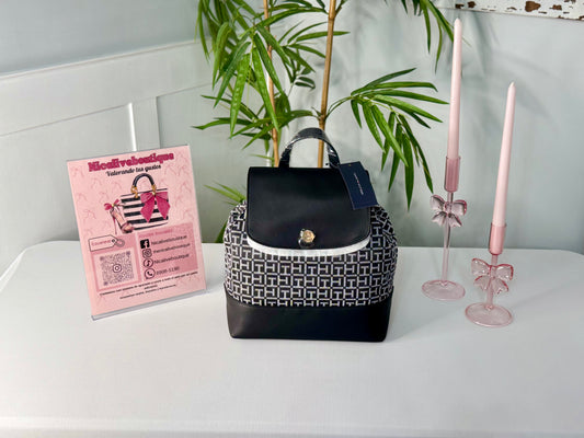 Mochila Tommy Hilfiger negra con logos